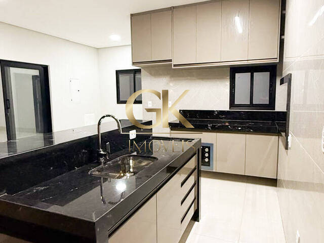 #17 - Casa em condomínio para Venda em Várzea Grande - MT